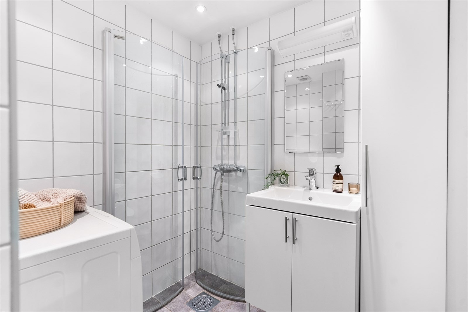 Baderommet ble renovert av borettslaget i 2006/2007. Galleribilde