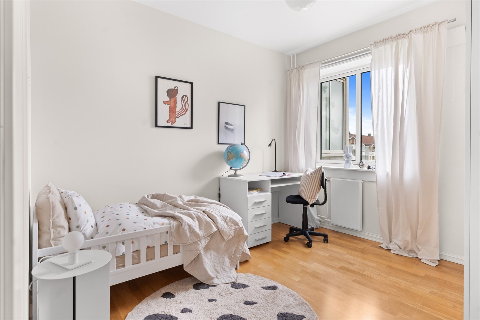 Soverom 2 fremstår som lyst og delikat. Rommet har fått nymalte overflater i september 2024. Det egner seg godt som et koselig barnerom, gjesterom eller kontor. Galleribilde