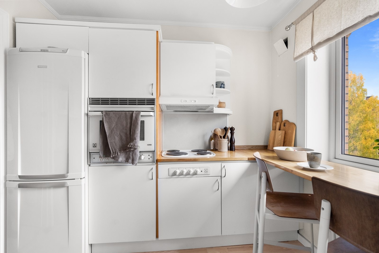 Det er integrerte hvitevarer som stekeovn, koketopp og oppvaskmaskin. Frittstående kjøleskap. Galleribilde