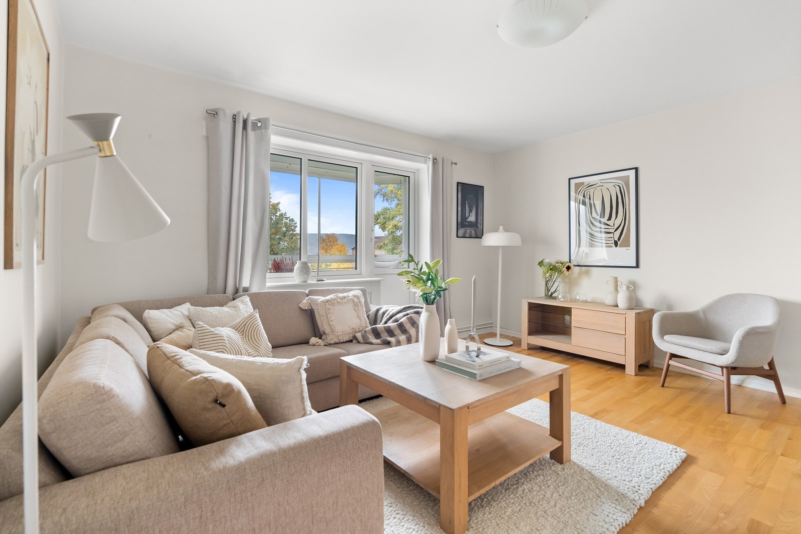 Stuen har en fleksibel planløsning som gjør det mulig å benytte ulike møbleringsmuligheter. Galleribilde