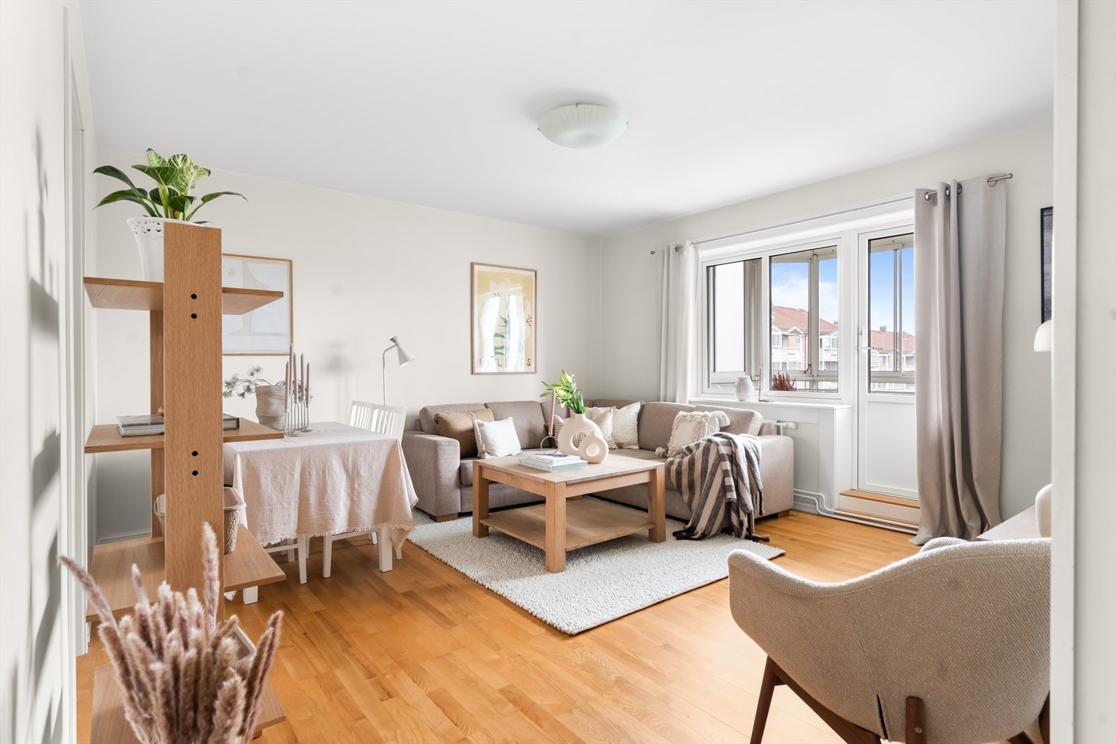 Her kan du flytte rett inn! Meget hyggelig stue med lyse slette malte flater og parkett. Takhøyde i stuen målt til 2,52 m. Galleribilde