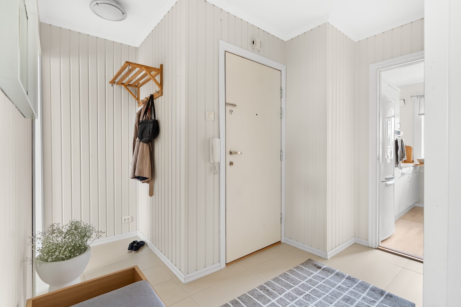 Her ønskes du velkommen inn i en innbydende og hyggelig entré! Det er god plass til å henge fra seg yttertøy og sko. Galleribilde