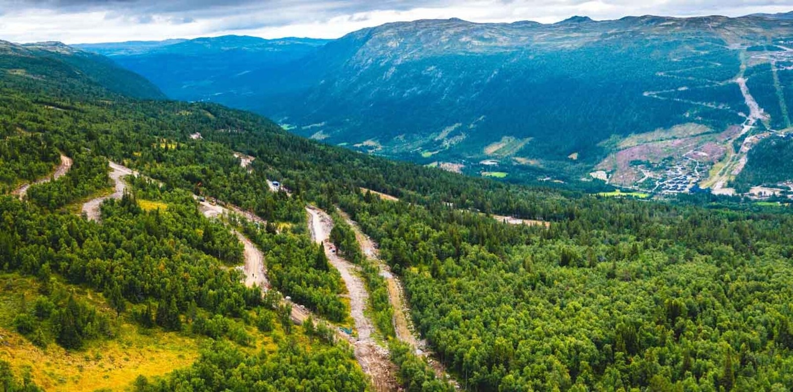 Dronefoto over Fjellsnaret med nedfart til skisenter på andre siden av dalen Galleribilde
