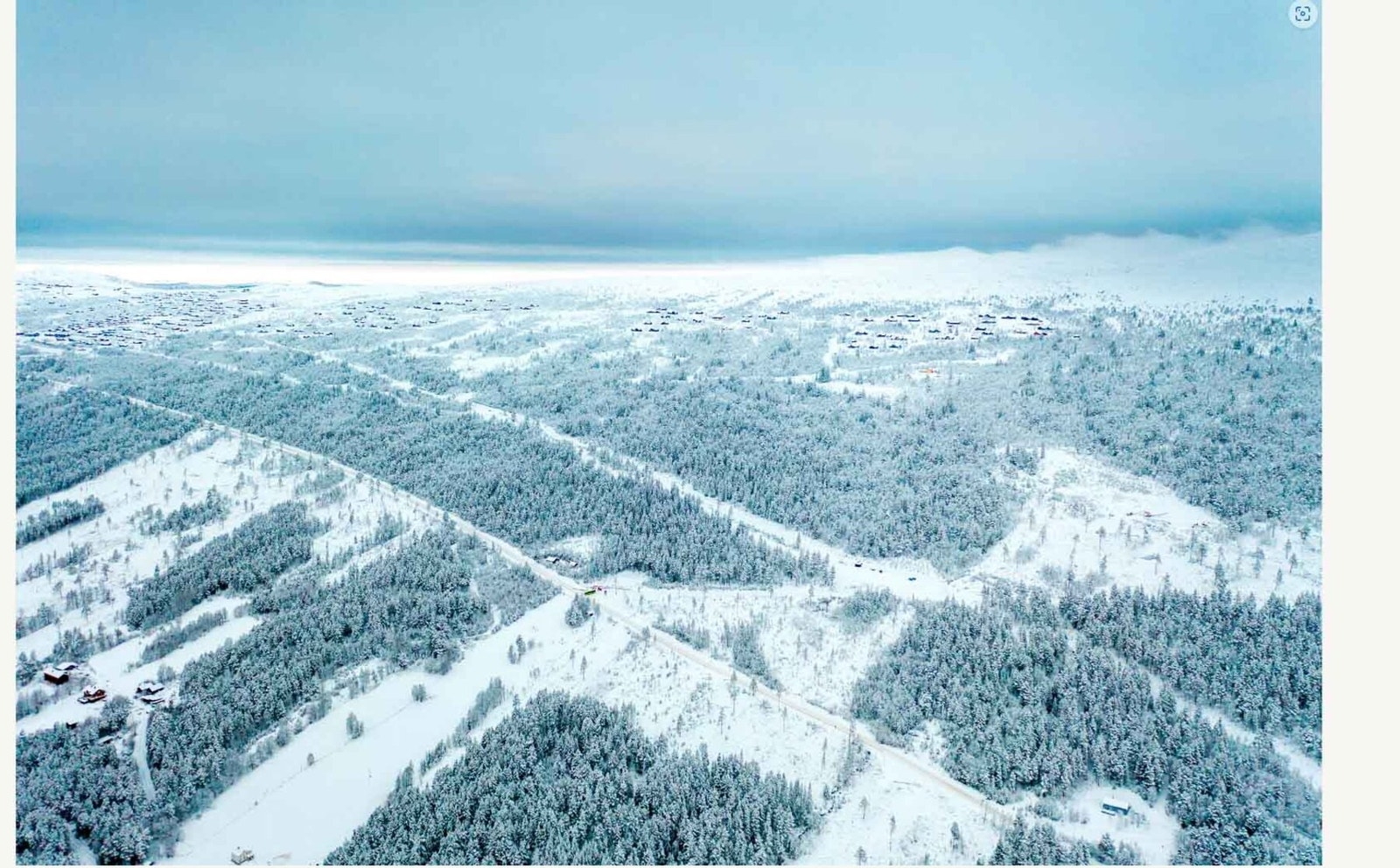Dronefoto. Her ligger Fjellsnaret helt til høyre i bildet Galleribilde