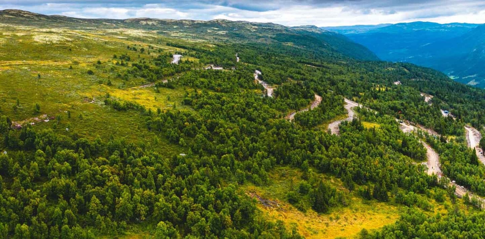 Dronefoto over Fjellsnaret med nedfart til skisenter på andre siden av dalen Galleribilde