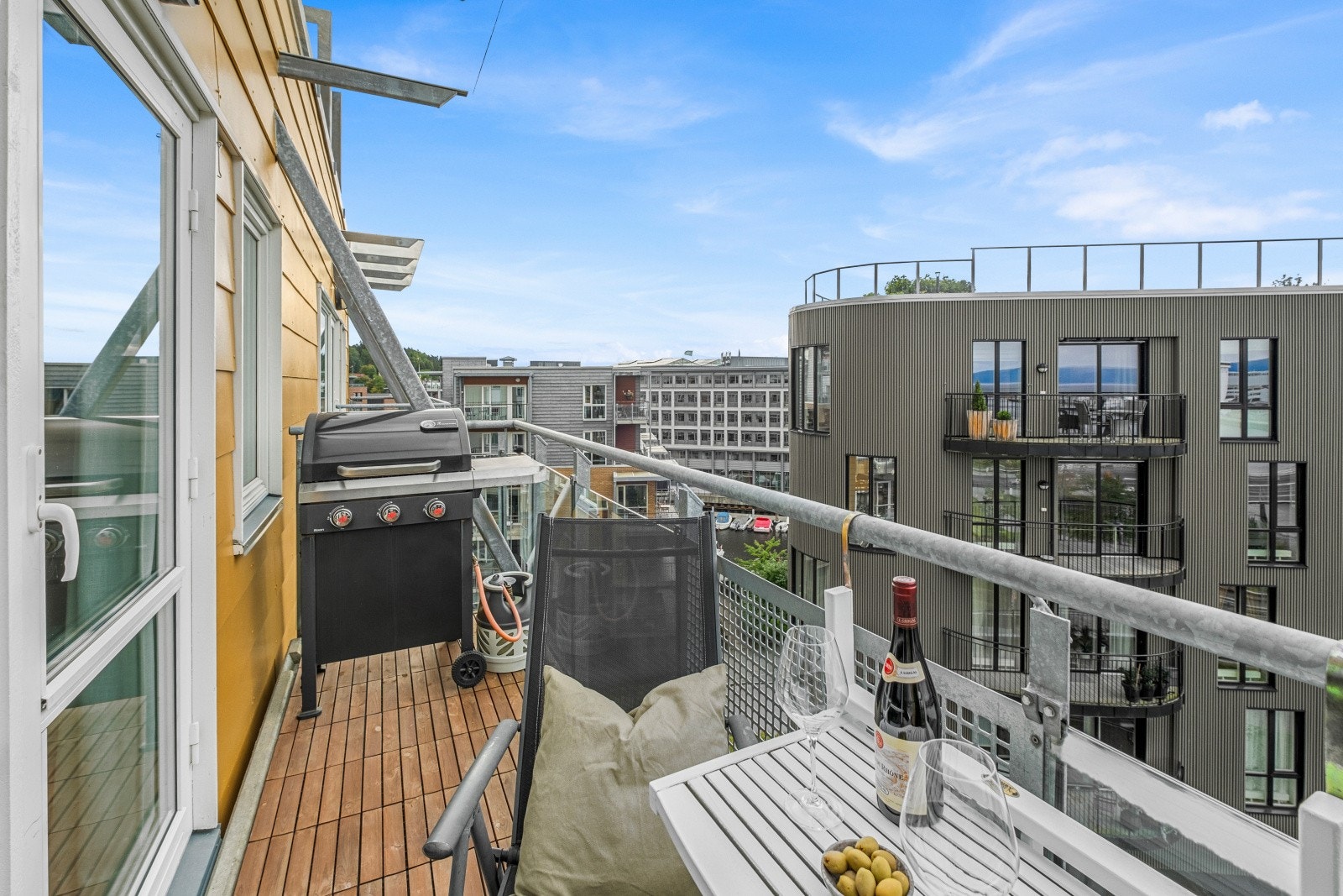 Balkongen har fin utsikt og gode solforhold Galleribilde