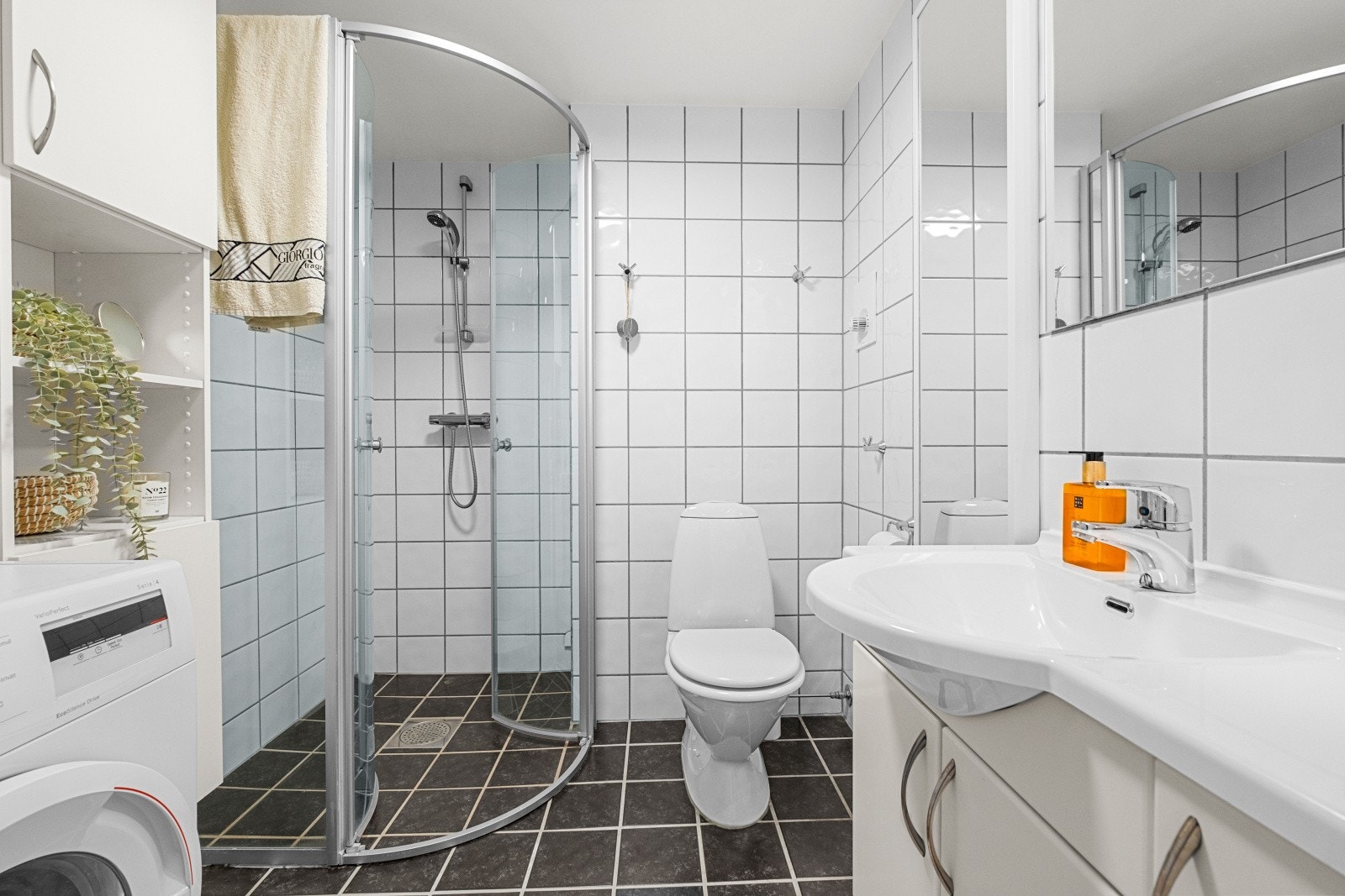 Badet er pent flislagt - Vaskemaskin medfølger Galleribilde