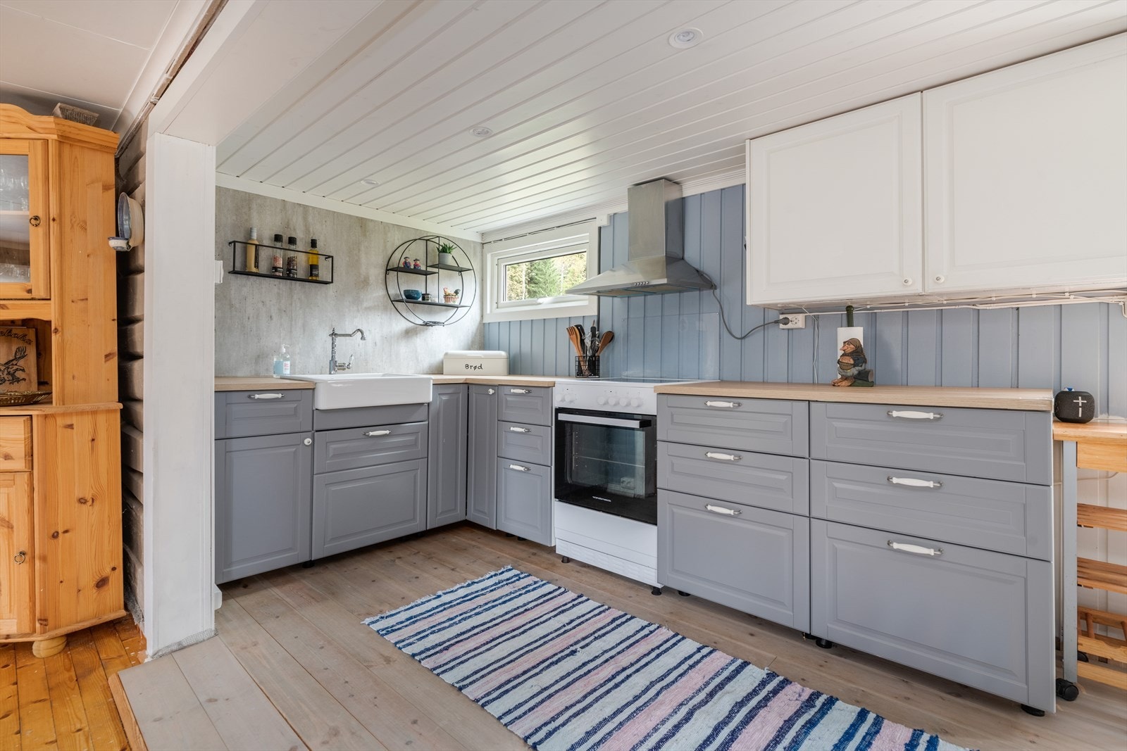 Over stekesone er det ventilator med avtrekk ut. Galleribilde