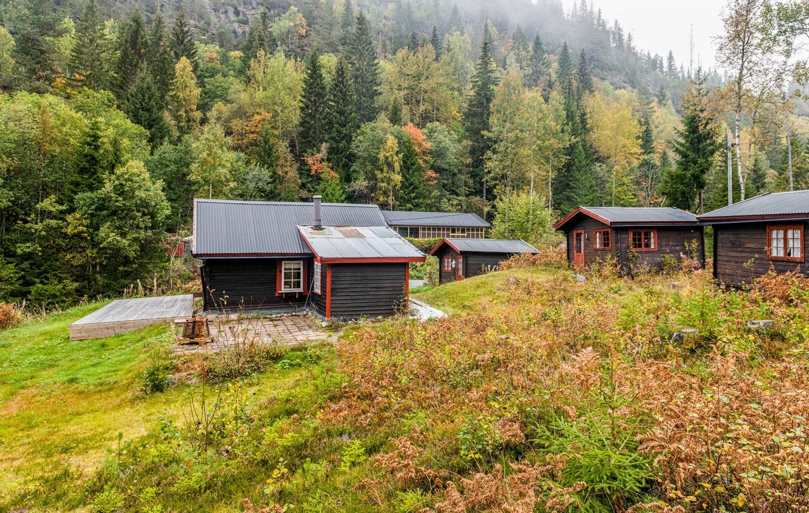 Det er mange fine turområder som passer for både store og små. På vinterstid kan man ta seg en tur på ski i oppkjørte løyper flere steder i kommunen, eller en tur i alpinbakken ved Vrådal Panorama Skisenter. Galleribilde