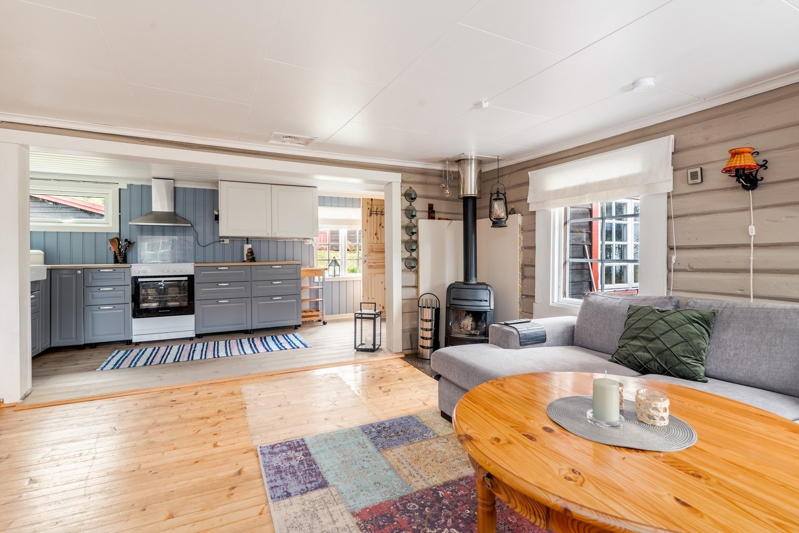 Vinduene slipper rikelig med naturlig lys inn i rommet. Galleribilde