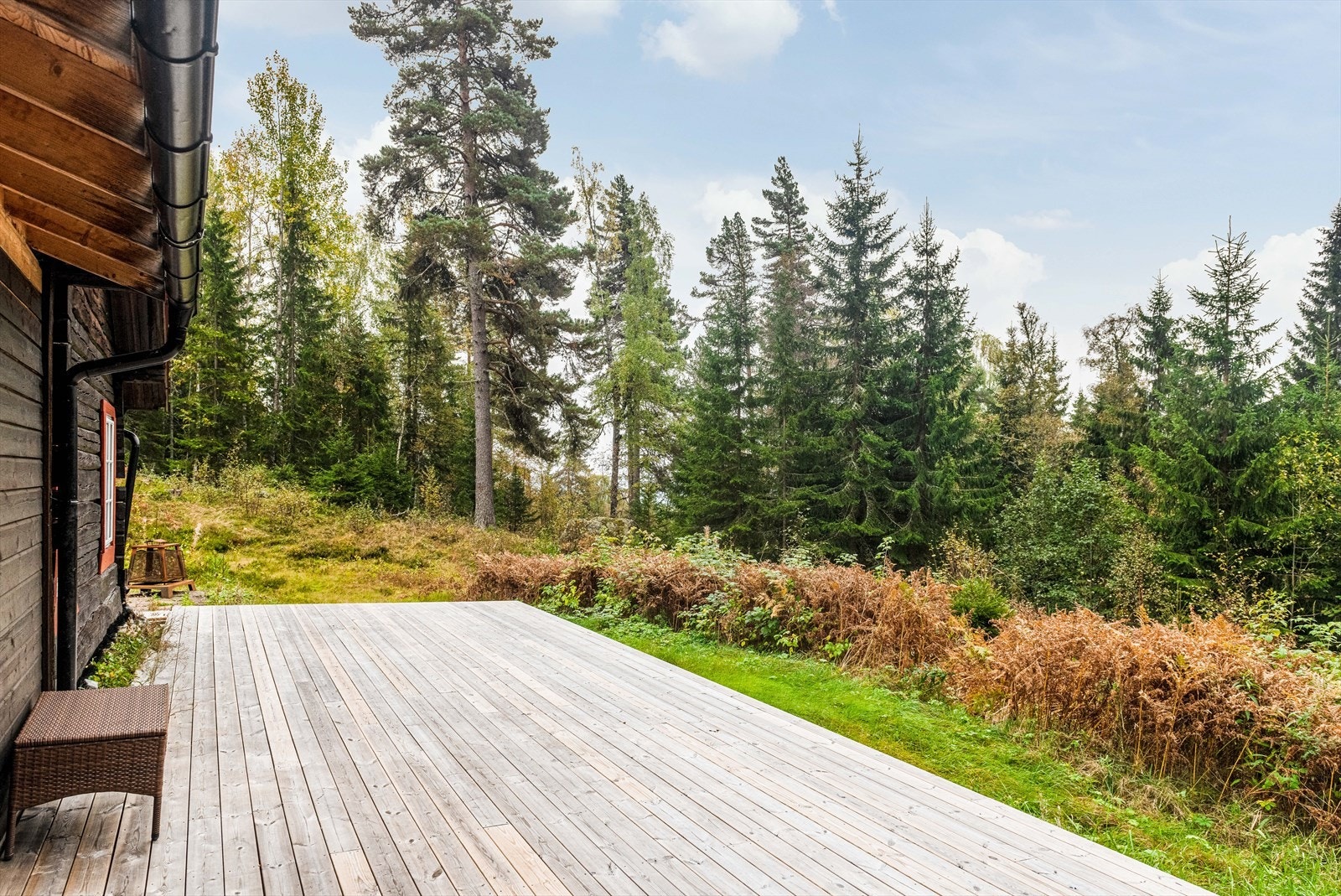 Sjarmerende hytte med nydelig beliggenhet i Tveitgrend i Kviteseid kommune. Hytta ligger usjenert og fint til, og har en stor terrasse med utsyn mot frodig skog. Galleribilde