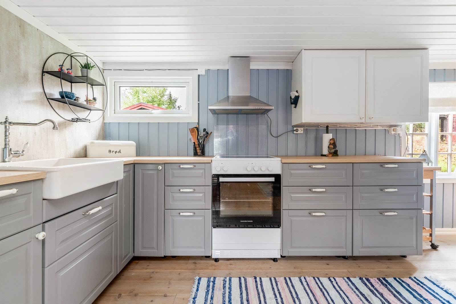 Kjøkkenet har innredning med profilerte fronter og benkeplate av laminat. Det er god skap- og benkeplass. Galleribilde