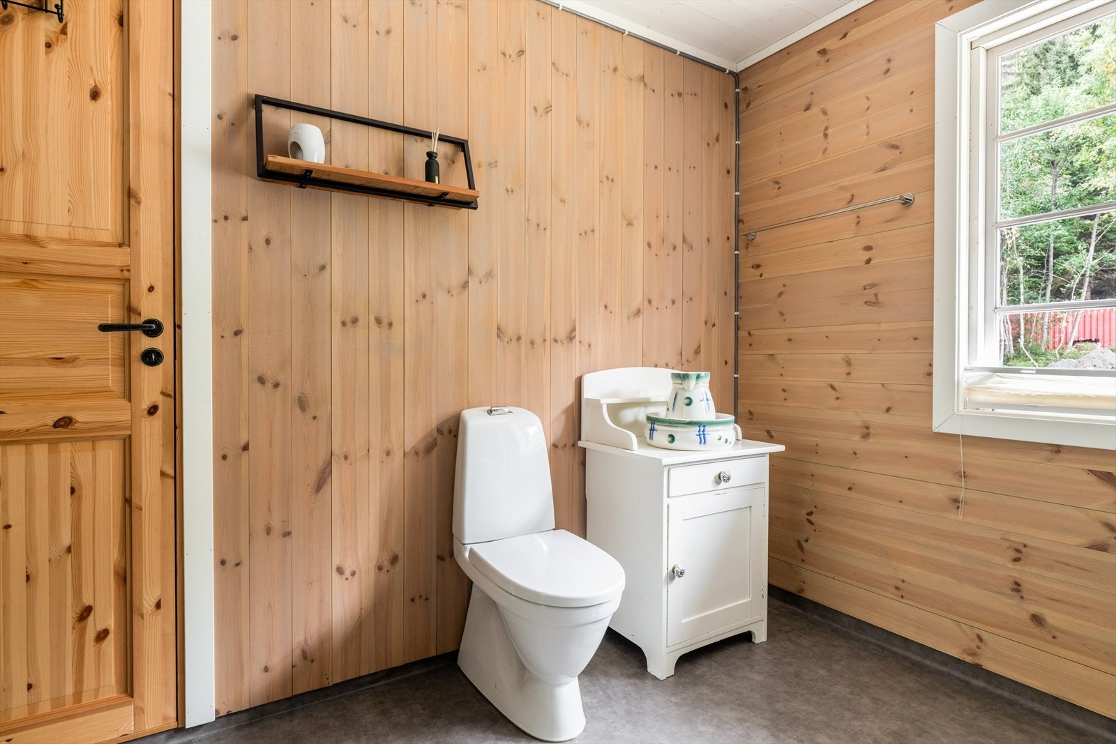 Badet har belegg på gulv og varmekabel, panel på vegg og panel i tak. Galleribilde