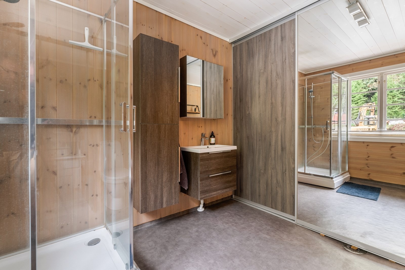 Det er opplegg til vaskemaskin, praktisk skjermet bak skyvedør med speil. Galleribilde