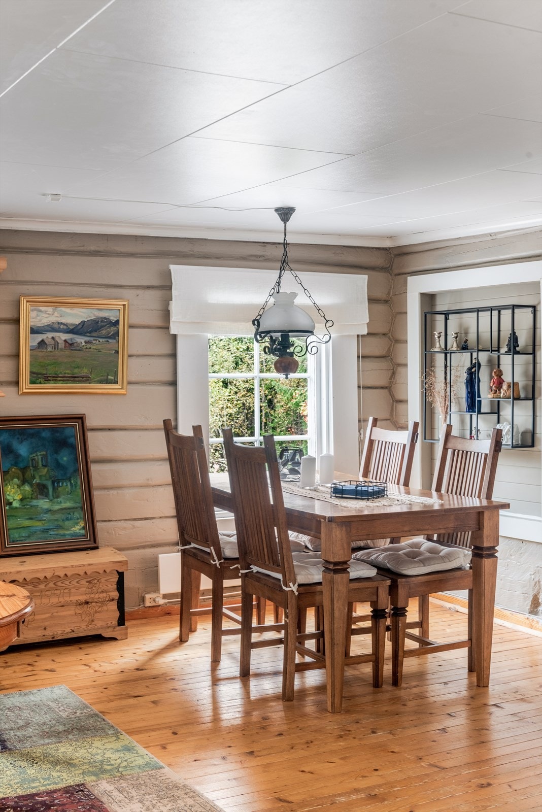 I stuen er det montert vedovn for lun varme på kaldere dager. Galleribilde