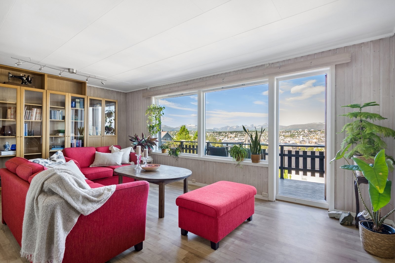 Det er utgang til sør/vest-vendt altan, hvor lange soldager kan nytes. Galleribilde