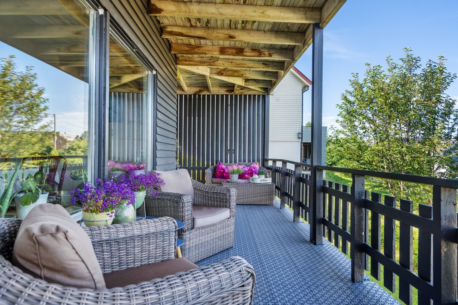 Vestvendt altan i 2. etasje. Galleribilde