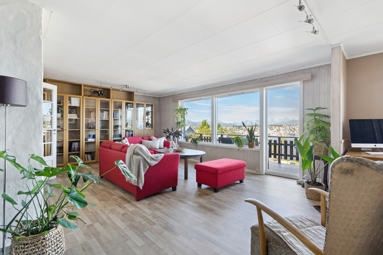 Stuen i 3. etasje har utsikt over Tromsøysundet, Tromsøya og fjellene. Her er det utgang til sør/vest-vendt altan. Galleribilde