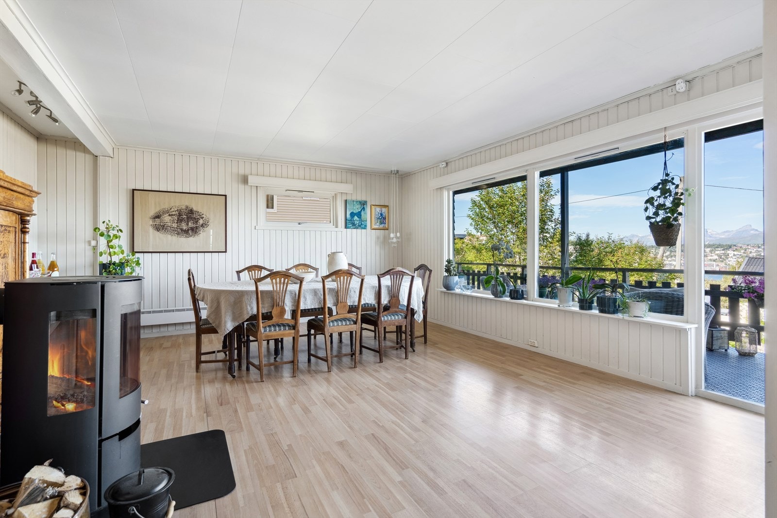 Stuen i 2. etasje har utgang til altan. Galleribilde