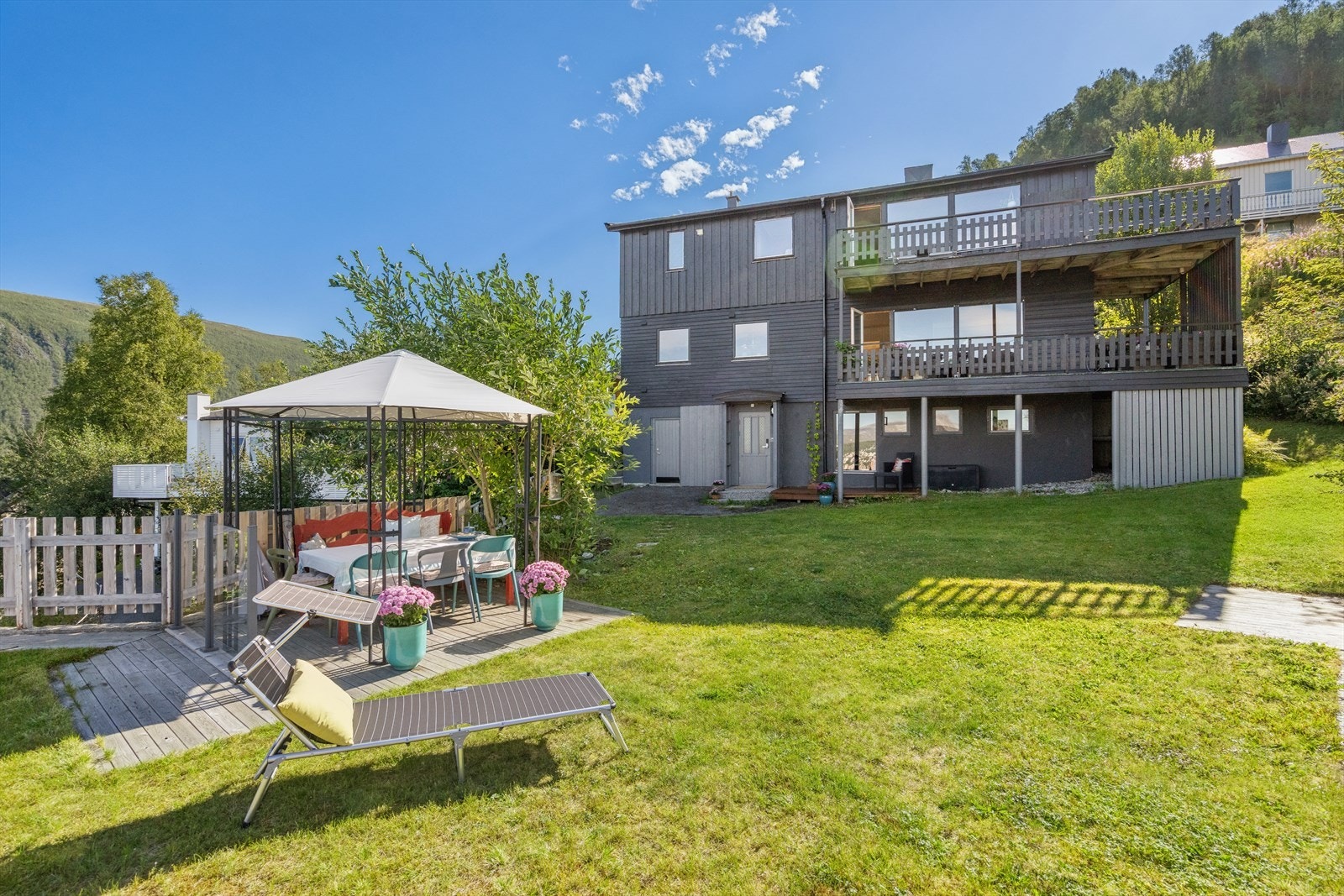 Enebolig med 3 etasjer på stor utsikttstomt i Tromsdalen. Galleribilde