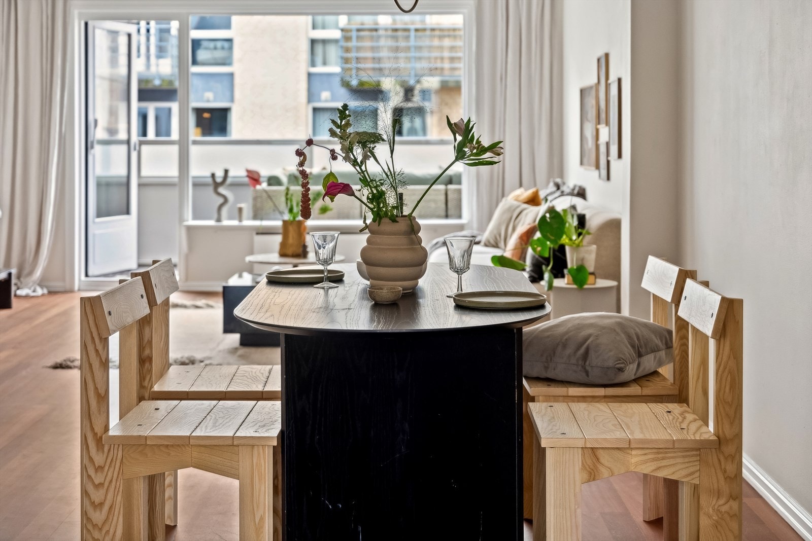 Stuen er romslig med plass til stort spisebord - perfekt når du skal invitere venner og familie til hyggelige lag! Galleribilde