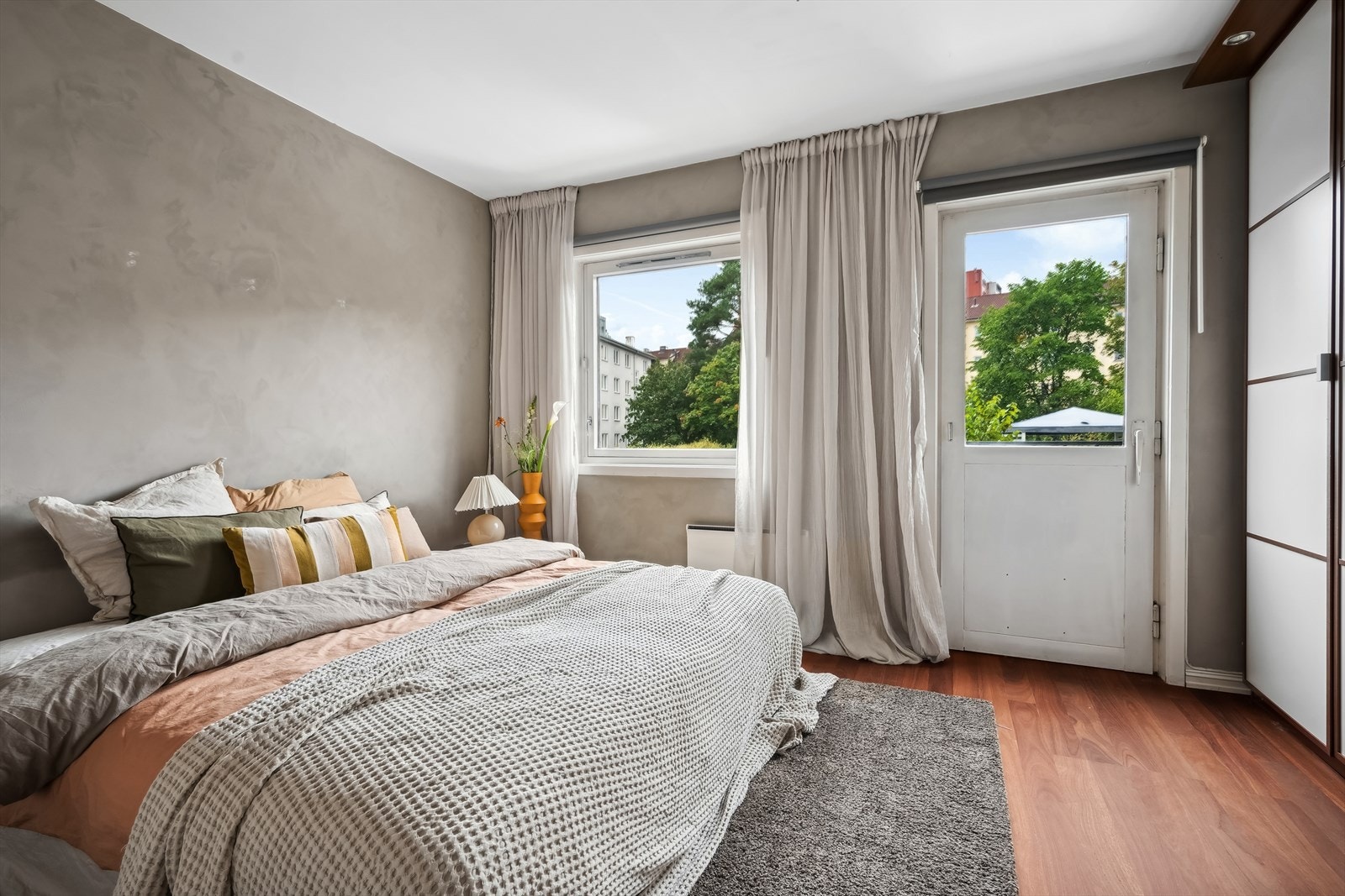 Soverommet i 2 etasjen er romslig og har plass til en stor seng med tilhørende nattbord. Fra soverommet har du utgang til en fransk balkong. Galleribilde