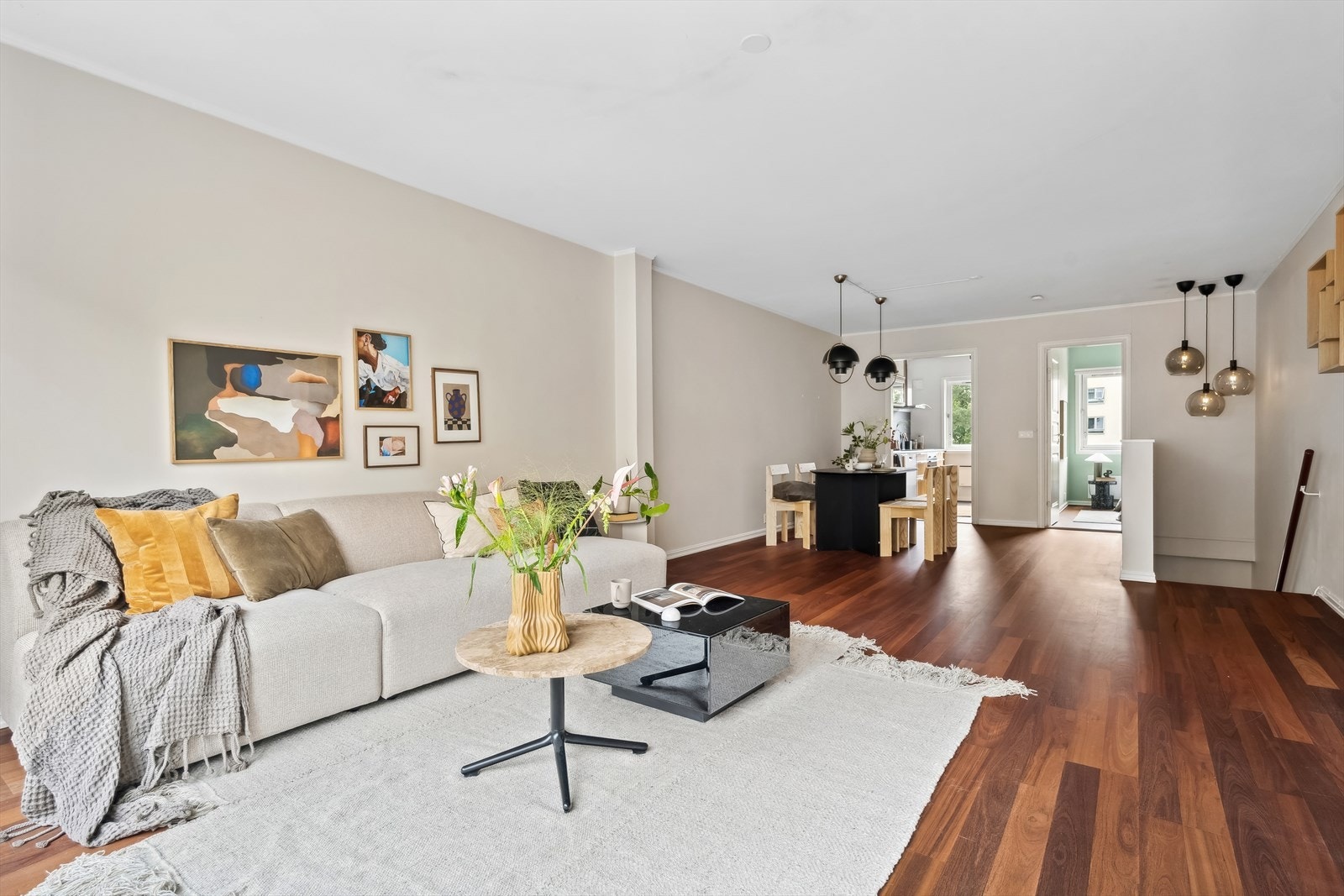 I stuen er det god plass for sofa, sofabord og tv-møbler samt stort spisebord. Galleribilde