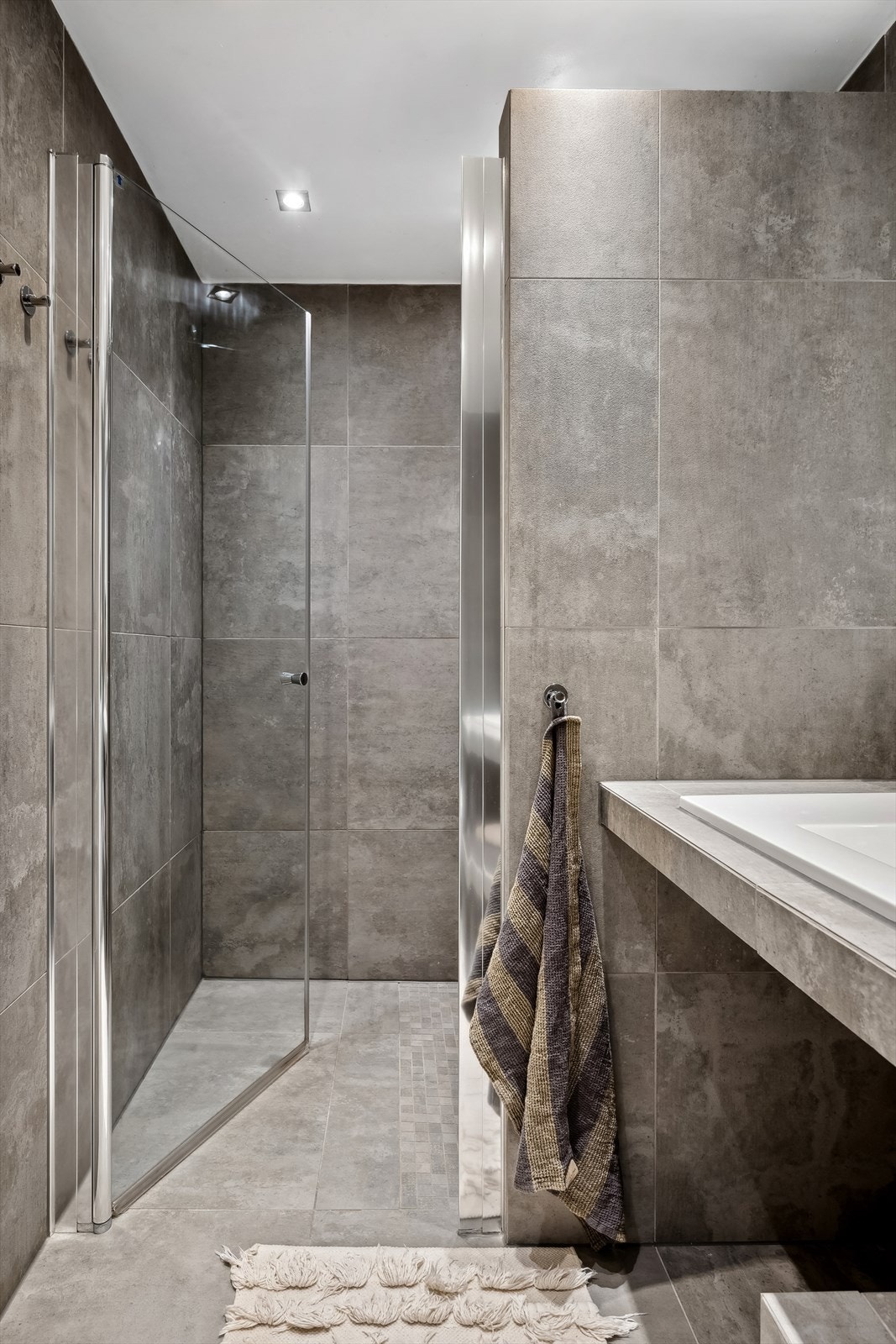 Lekkert baderommet av god størrelse. Mekanisk avtrekk og varmekabler i gulv. Galleribilde