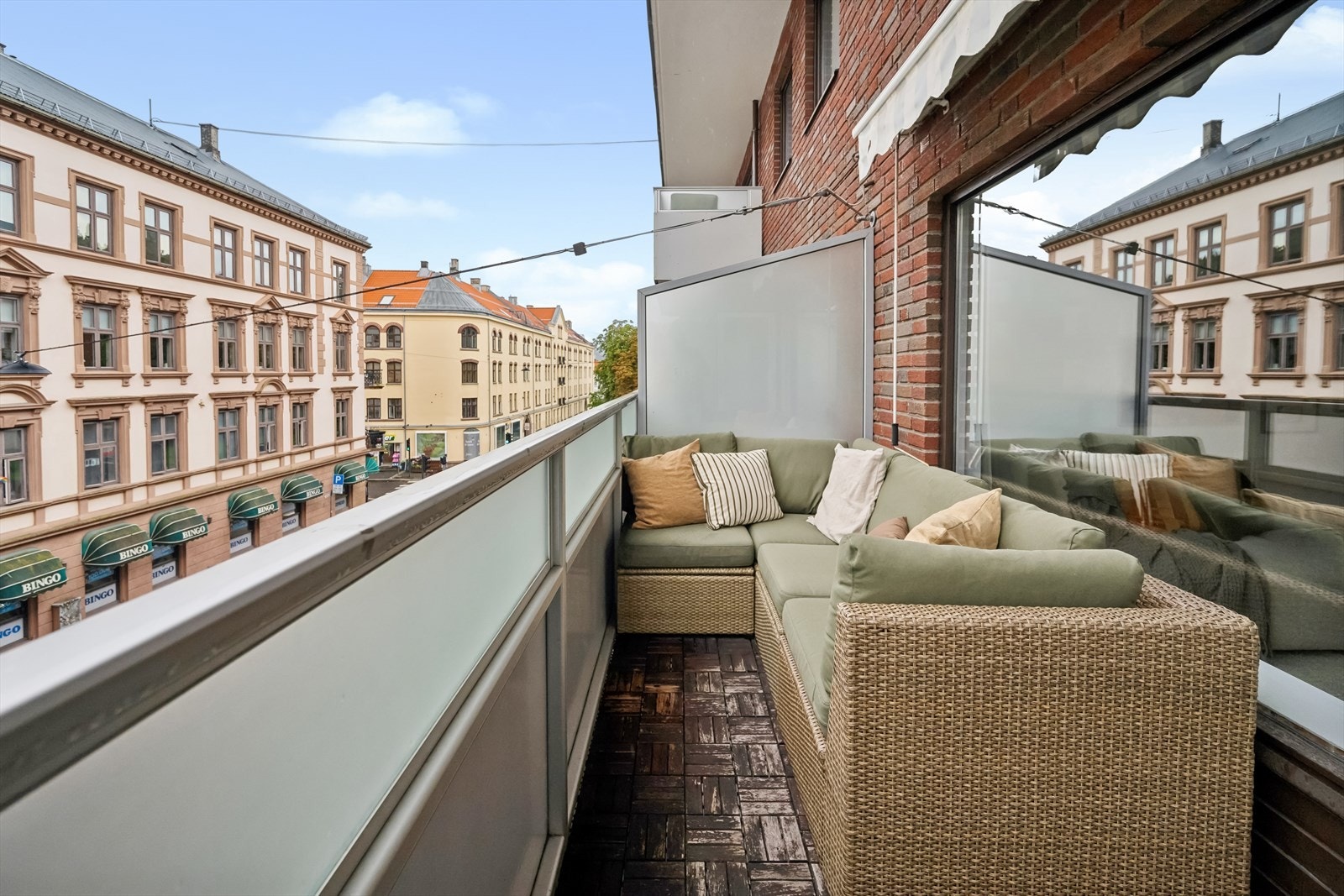 Fra stuen har en adkomst til en herlig balkong som vender mot øst. Balkongen er på ca. 7 kvm med plass til utemøbler og grill. Galleribilde