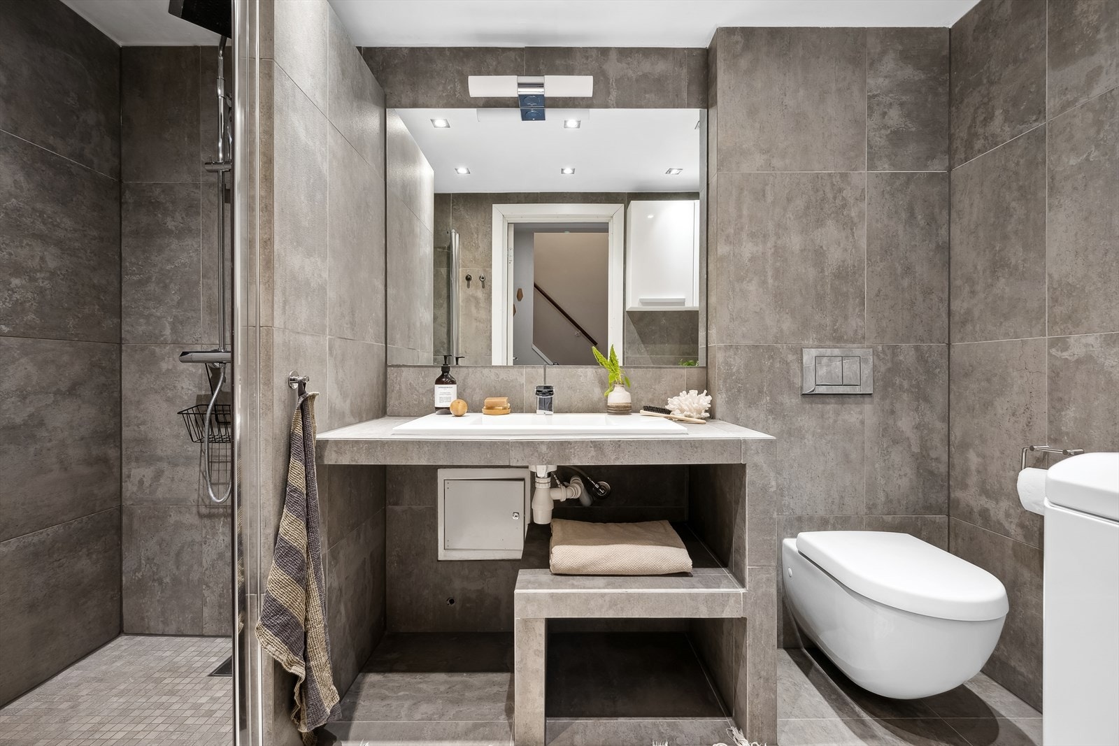 Et stilfullt og vakkert bad pusset opp i 2015 av fagfolk. Det er inkludert varmtvann i fellesutgiftene. Galleribilde