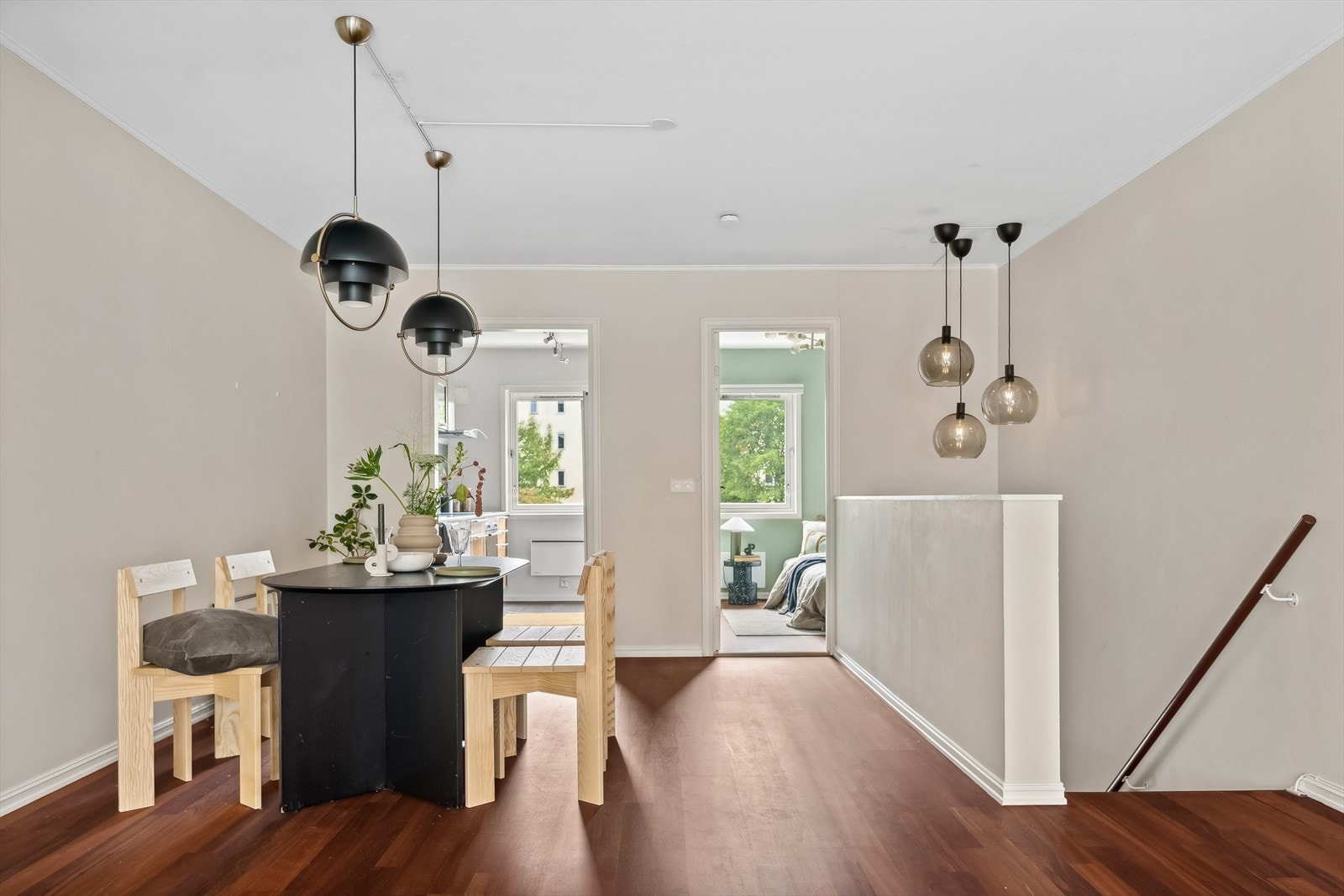 Kjøkken ligger i en sosial åpen løsning mot stuen, det er god plass til spisebord mellom kjøkken og stue. Galleribilde