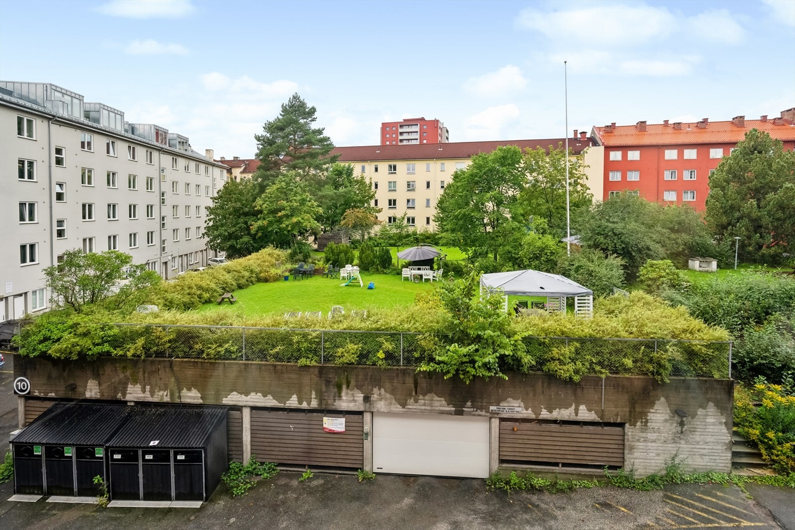 Bakgård med fine grøntarealer. Galleribilde