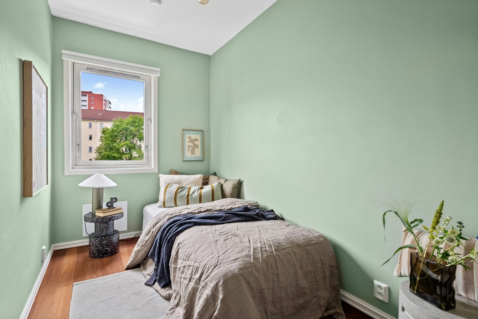 Leilighetens andre soverom har både plass til seng og nattbord. Soverommet passer perfekt som barnerom, kontor eller gjesterom - alt etter behov. Galleribilde