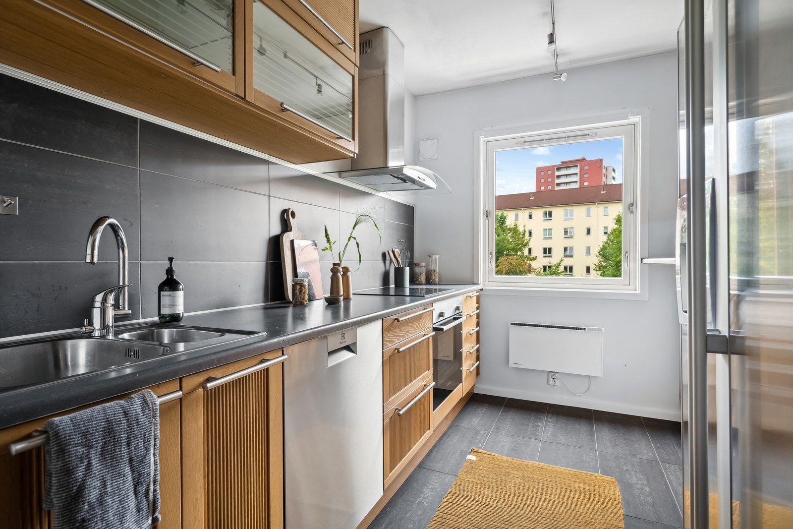 Det er godt om skap- og benkeplass - perfekt for deg som liker å lage mat! Galleribilde