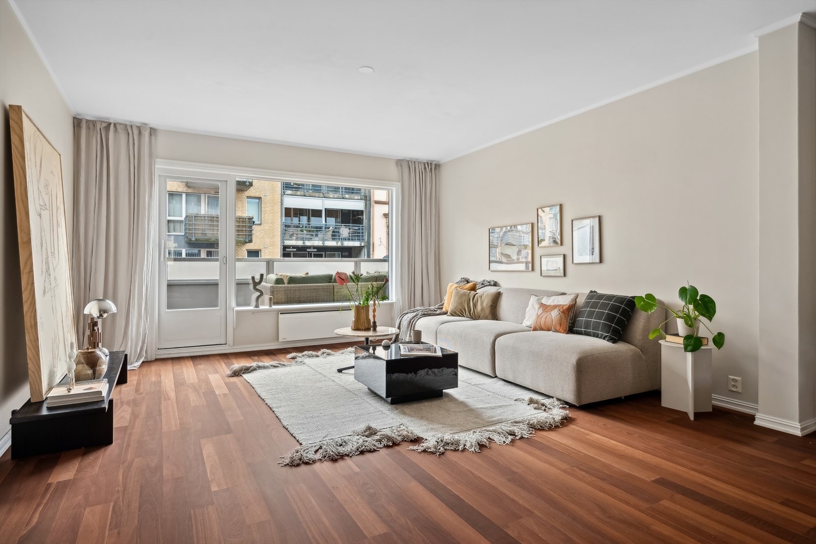 Leiligheten oppleves som lys og luftig med generøs takhøyde og godt med lysinslipp. Galleribilde