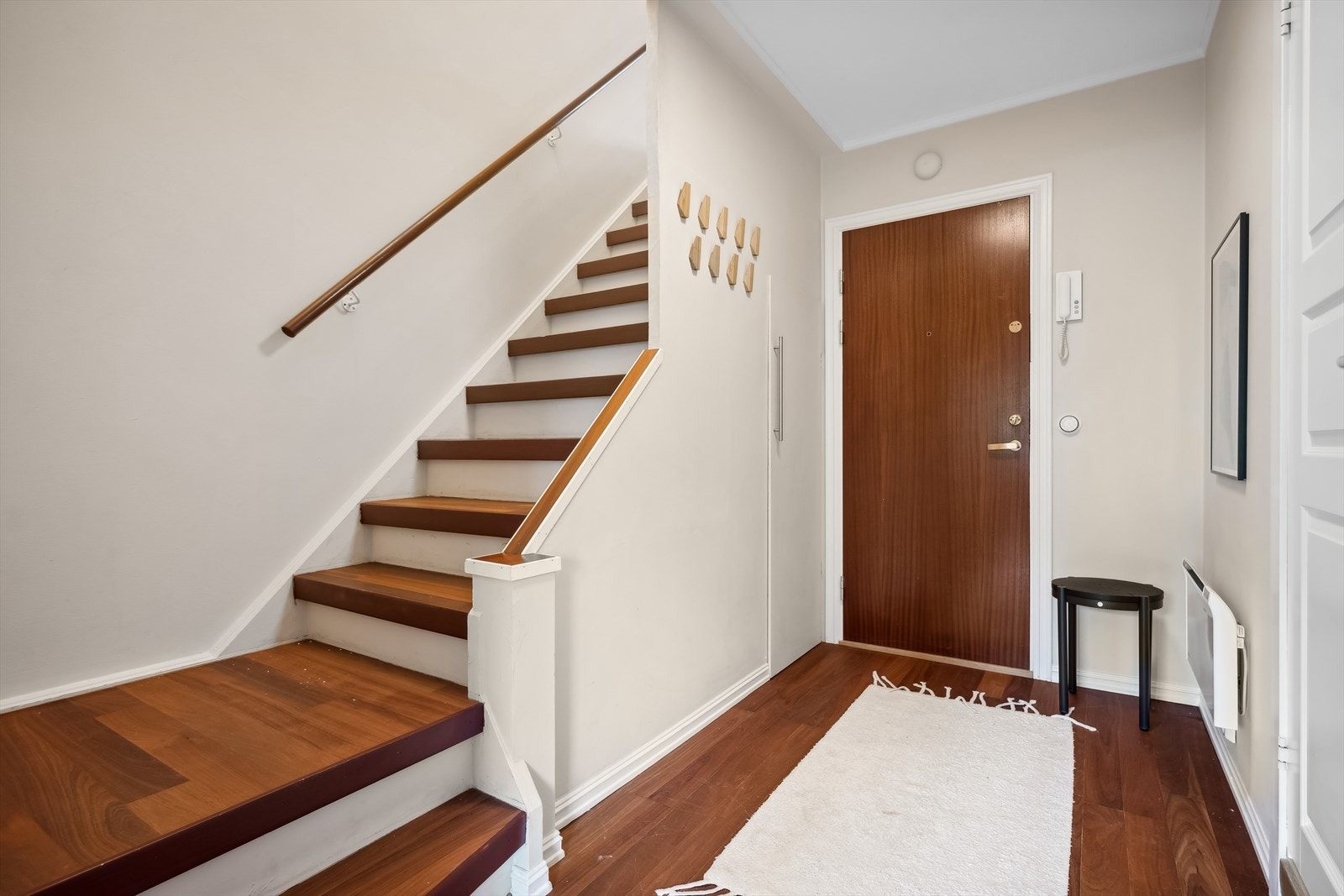 Lys og innbydende inngangsparti med god plass til sko og yttertøy. Trappen tar deg opp til hovedetasjen/3. etasje. Galleribilde