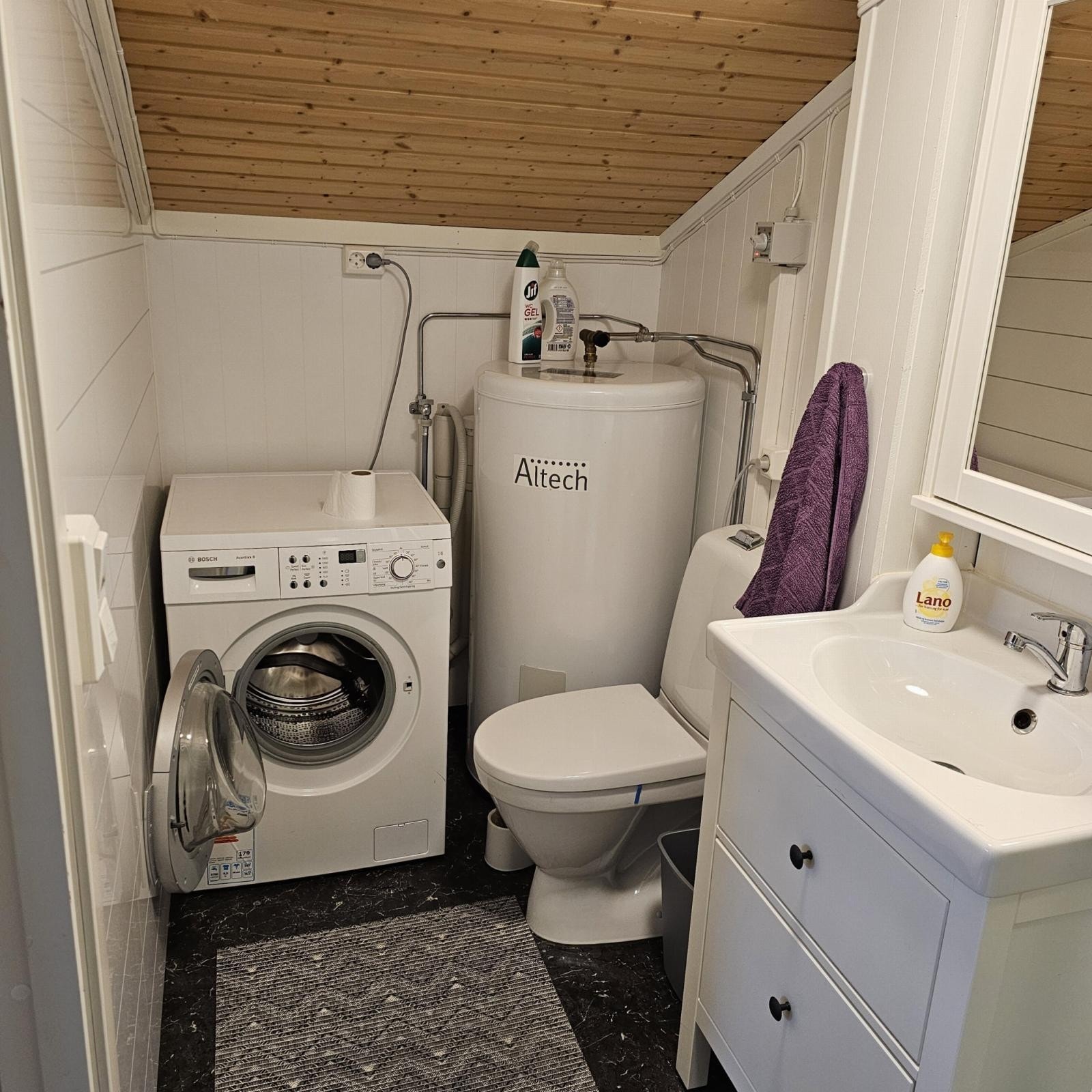 Bad og vaskerrom i hovedhytta Galleribilde