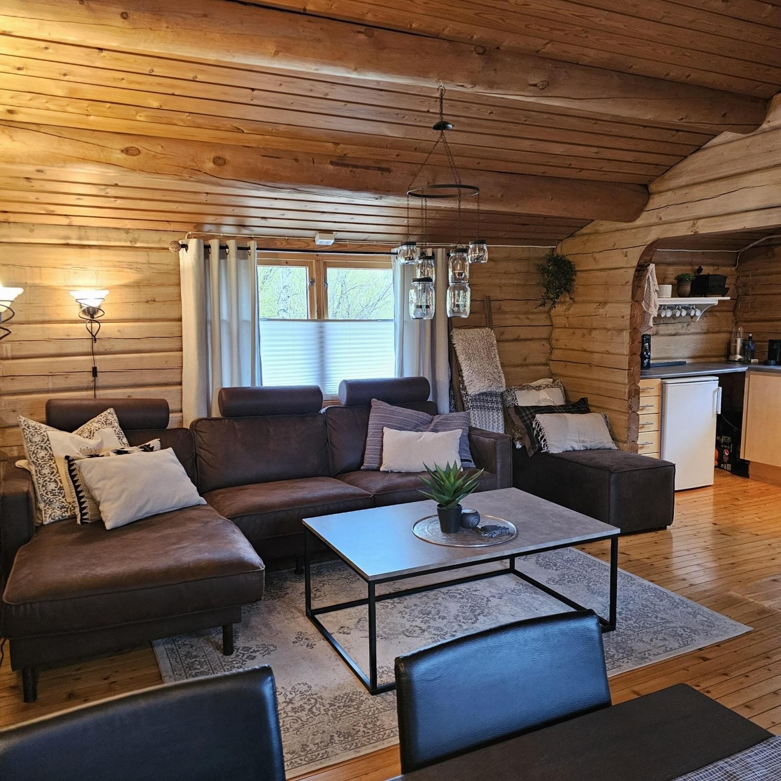 Stua i hovedhytta er lun og koselig Galleribilde