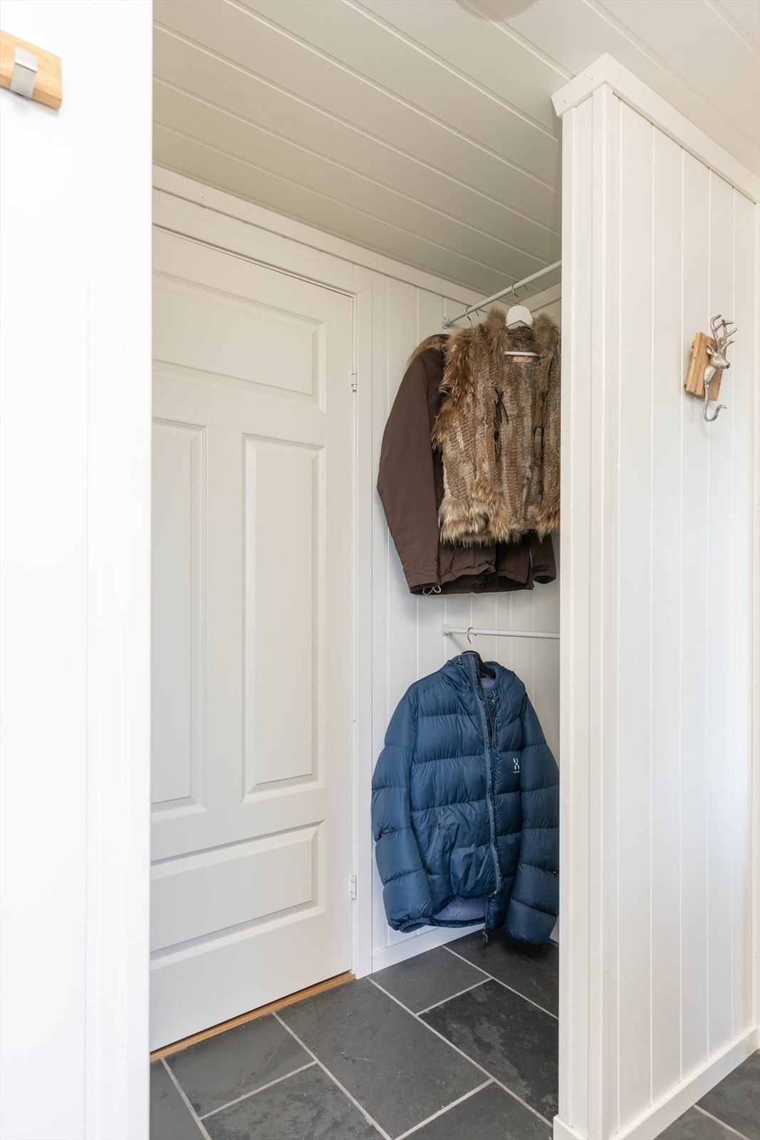 God plass til oppbevaring av yttertøy. Det er også muligheter for å henge tøy og skiutstyr i bodene like utenfor døren Galleribilde