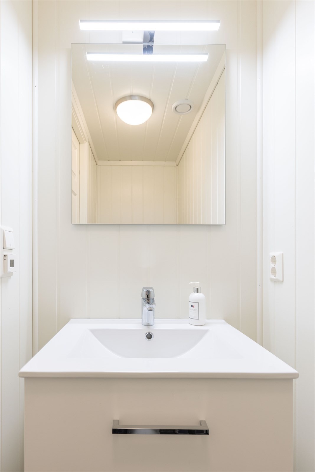 WC-rom like innenfor ytterdøren, svært praktisk Galleribilde