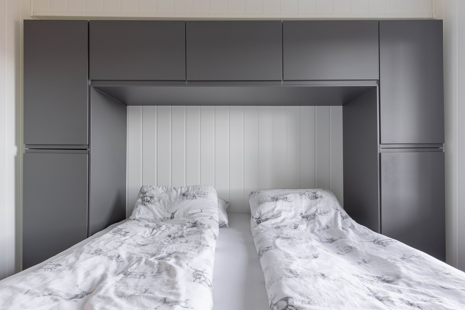 Praktisk med tilpasset garderobeløsning som optimaliserer plassen Galleribilde