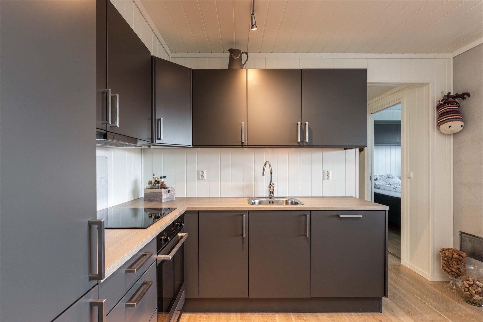 Innholdsrikt og stilsikkert kjøkken, med fronter i en moderne mørk gråfarge. Integrerte hvitevarer medfølger Galleribilde