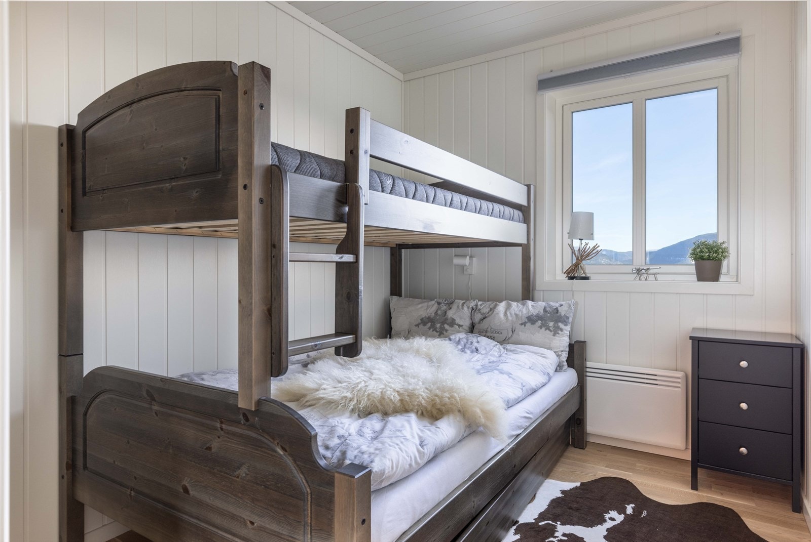 Soverom 2 er 6,1 m². Innredet med familiekøyeseng med oppbevaringsskuff under Galleribilde