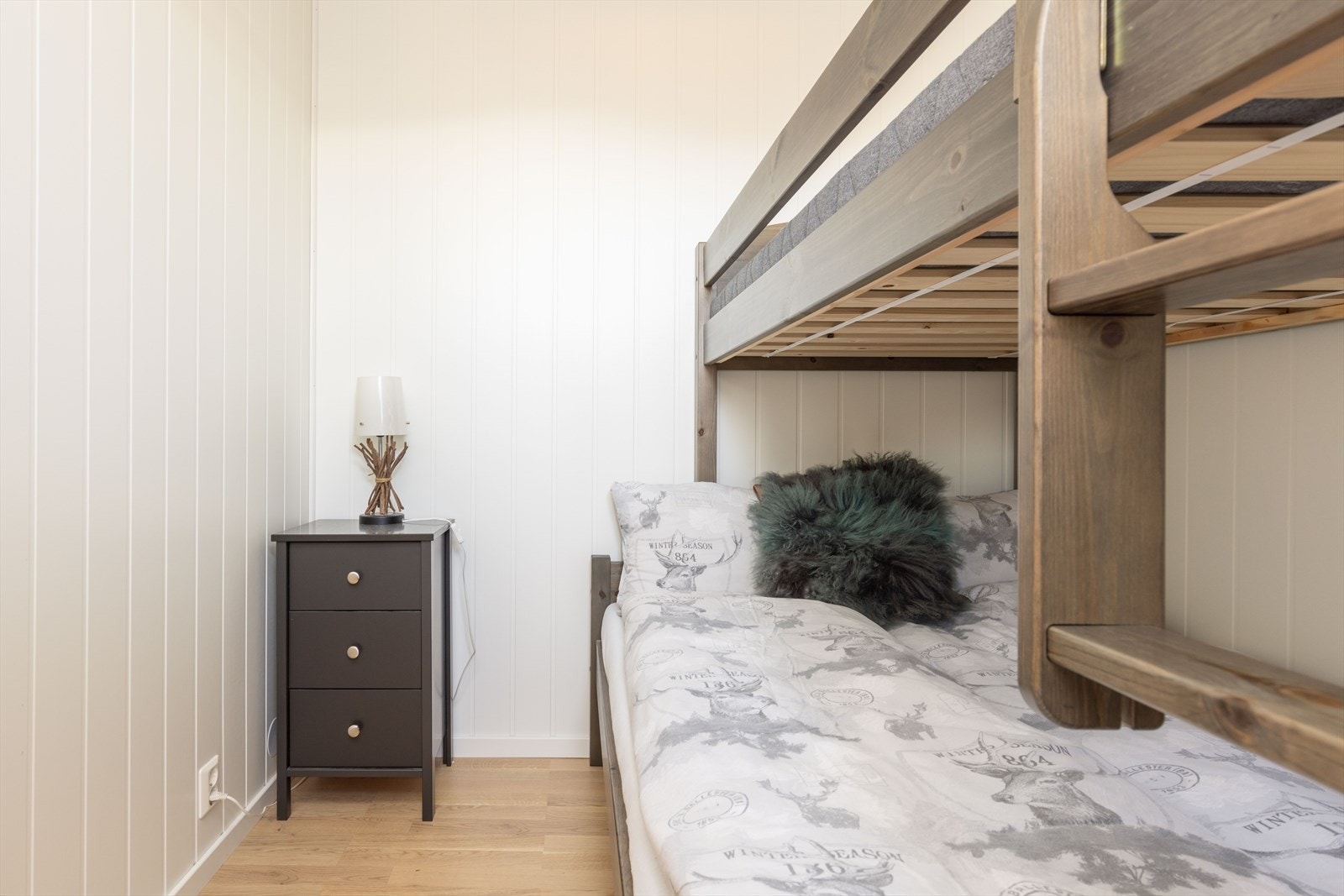 Soverom 3 er 5,6 m². Innredet med køyeseng med oppbevaringsskuff under Galleribilde