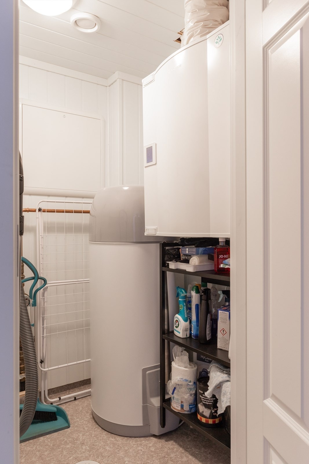 Teknisk rom/bod. Det er balansert ventilasjon med varmegjenvinning i leiligheten Galleribilde