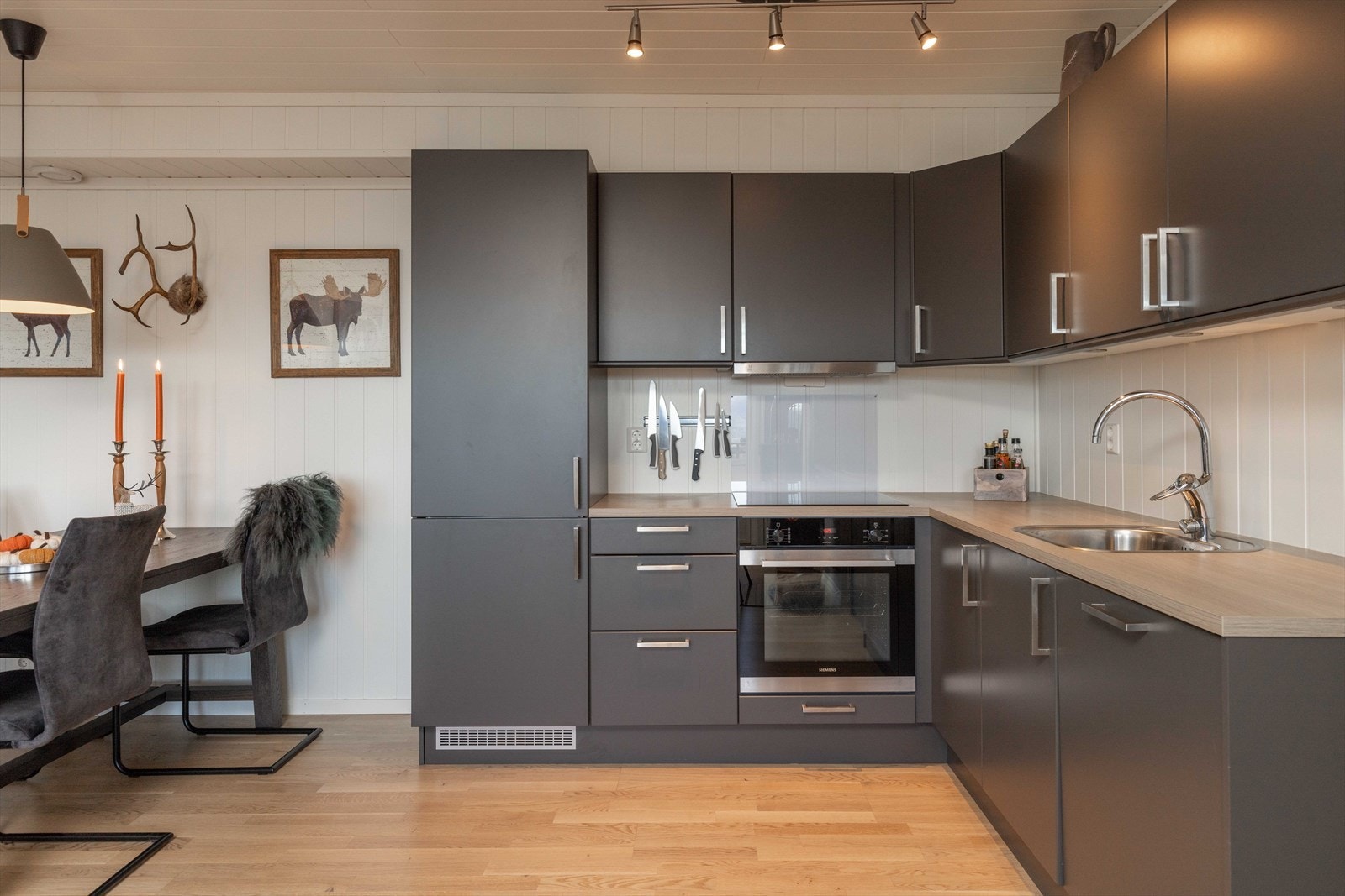 Det er stue og kjøkken i åpen løsning Galleribilde