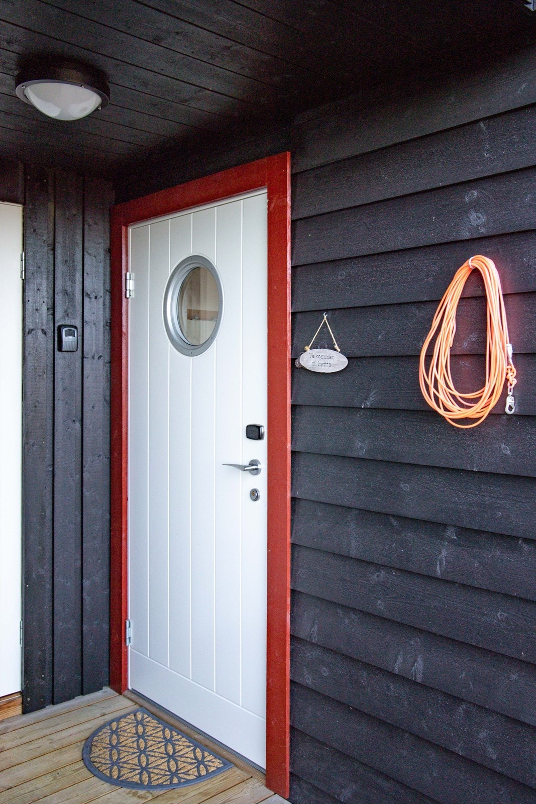 Kort avstand fra parkering til inngangsdør. Sportsbod og skibod like utenfor døren Galleribilde