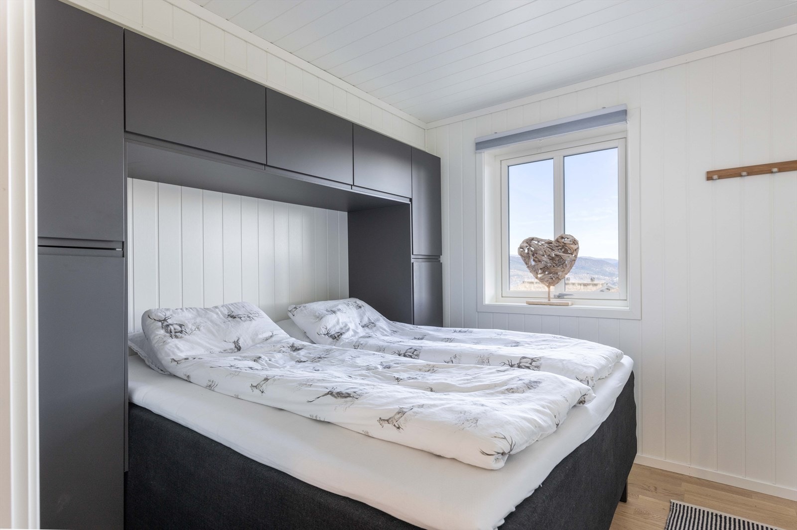 Hovedsoverommet er romslig med god plass til stor seng og oppbevaring Galleribilde