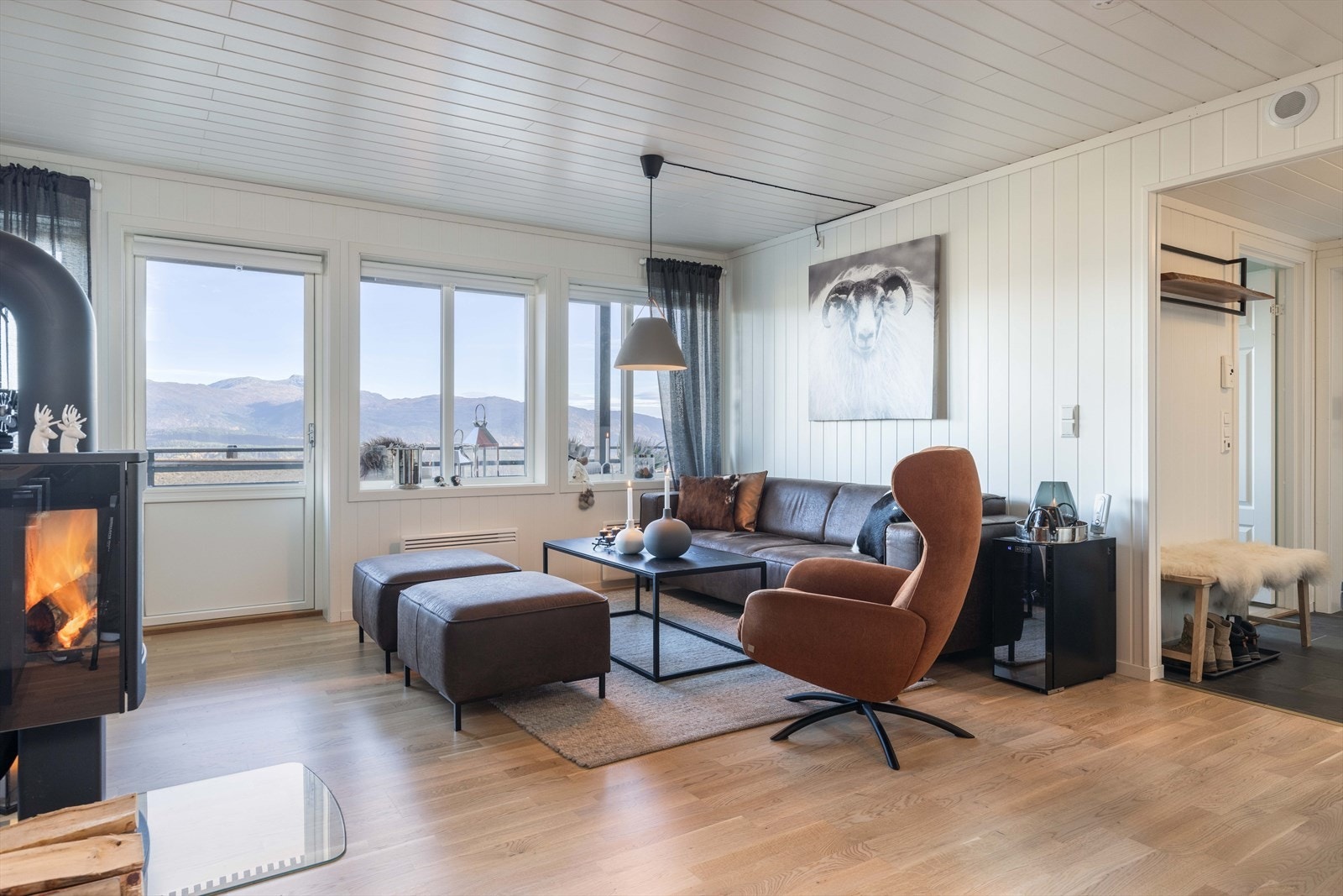 Store vindusflater i front, og god takhøyde gir rommet en god atmosfære Galleribilde