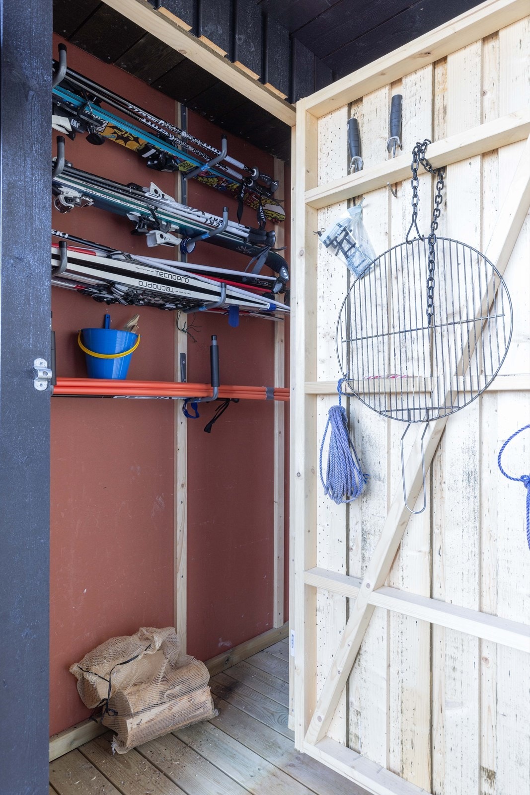 Skibod like ved inngangspartiet Galleribilde